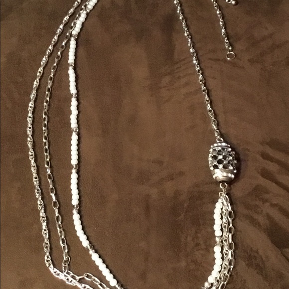 Necklace triple strap silver tone pearls & charm. - Picture 6 of 7